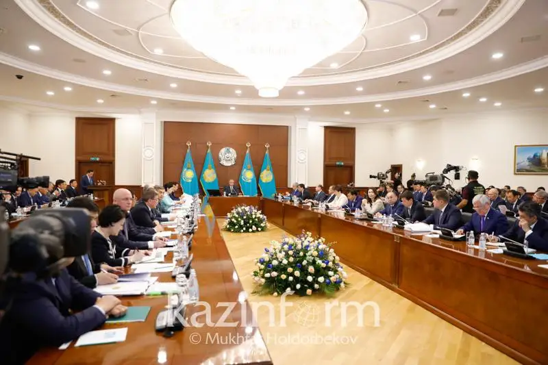 Prezıdent ózderin knıazdyq qojaıyny sekildi sezetin ákimderge eskertý jasady