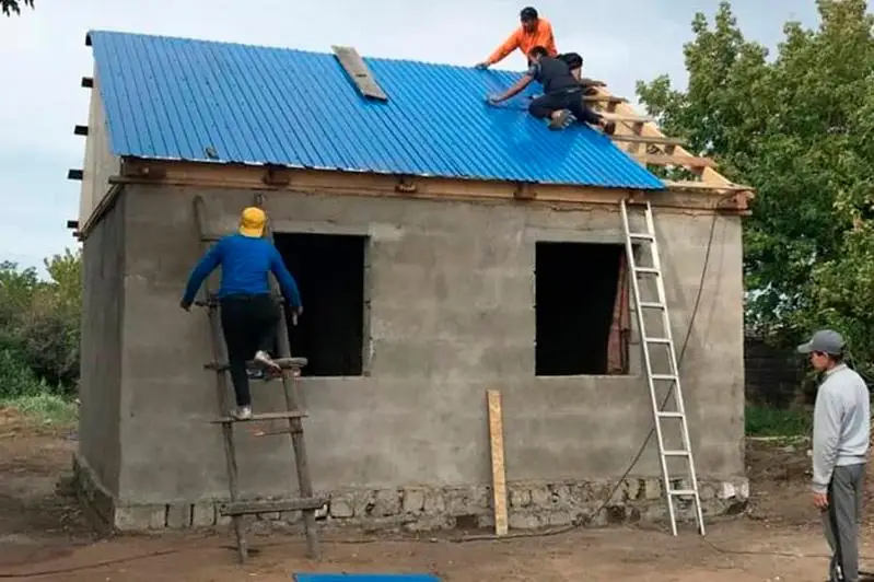 Pavlodar oblysynyń aýyl jastary jalǵyzbasty zeınetkerge úı salyp berdi