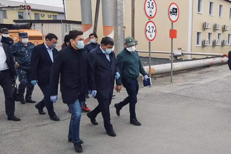 Atyraý oblysynyń ákimi Teńiz kenishinde shuǵyl jıyn ótkizdi