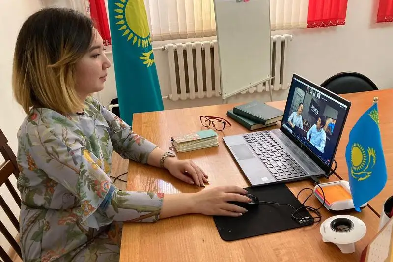 Aqtóbelik eriktiler shalǵaı aýyldaǵy balalarǵa aǵylshyn tilin úıretip jatyr