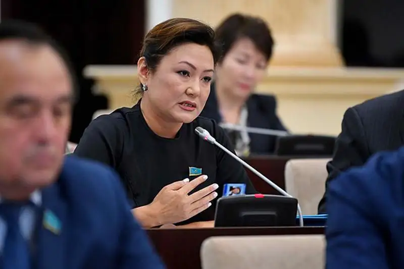 Senator Ekinshi dúnıejúzilik soǵystaǵy qazaq ofıtserlerine qatysty aqparatty zertteýdi surady