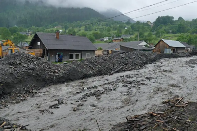 Ýkraınanyń batysynda 550 úı sý astynda qaldy, 83 kópir qırady