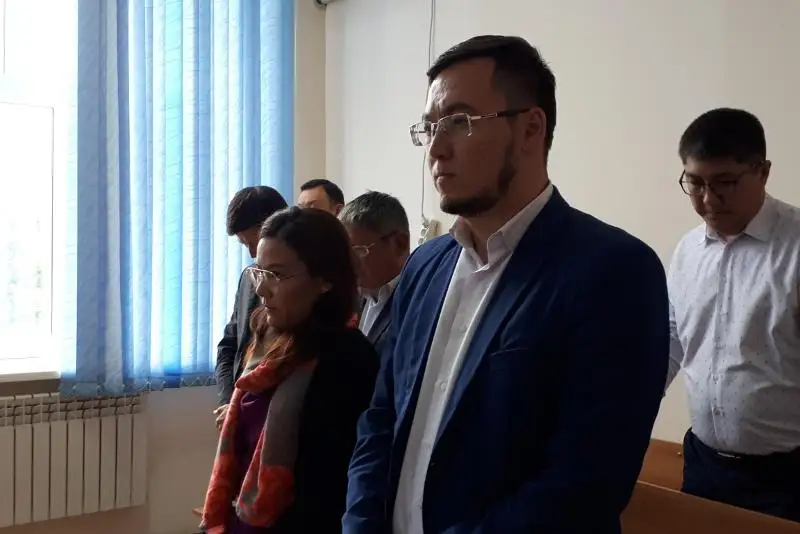 Aqtóbede jumysyna salǵyrt qarady dep aıyptalǵan basshylar sot zalynda aqtalyp shyqty
