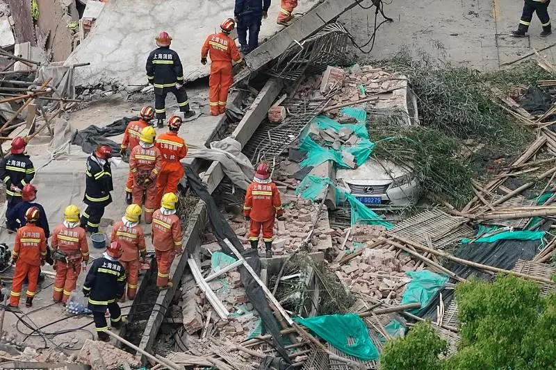 Qytaıda salynyp jatqan kópirge kran qulap, bes adam qaza tapty