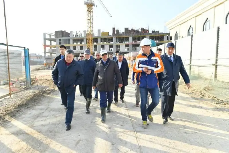 Ómirzaq Shókeev Túrkistandaǵy iri qurylys alańdaryn aralady
