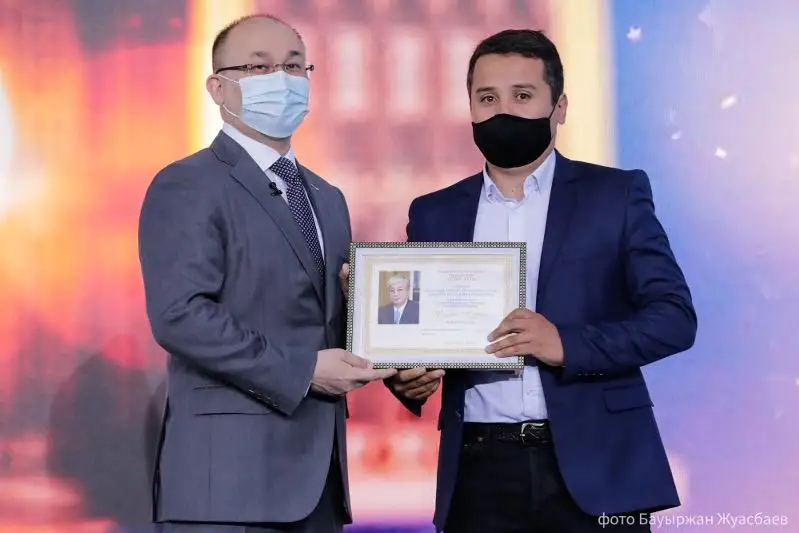 «QazAqparat» HAA» AQ birqatar jýrnalısi Prezıdenttiń alǵys hatymen marapattaldy