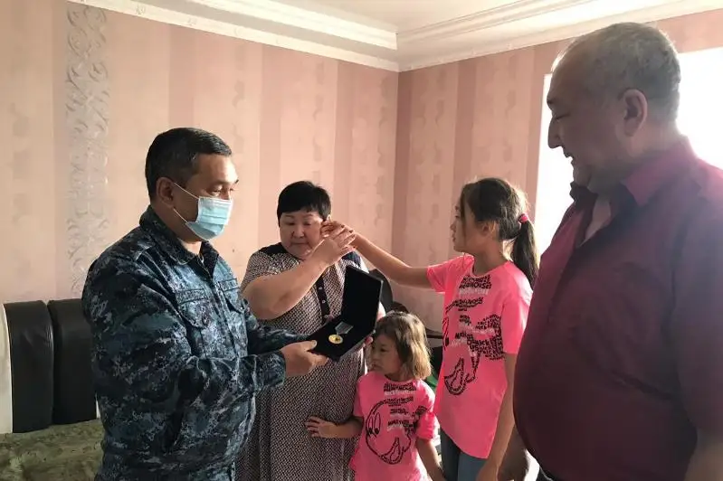 Ержүрек ақтөбелік полицейдің отбасына төсбелгі табыс етілді