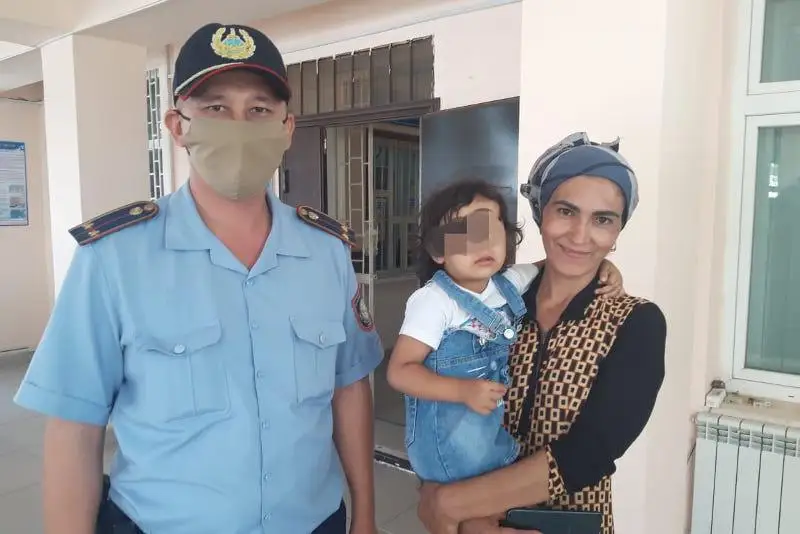Túrkistan oblysynda jol jıeginen tabylǵan eki jasar qyz bala anasyna tabystaldy