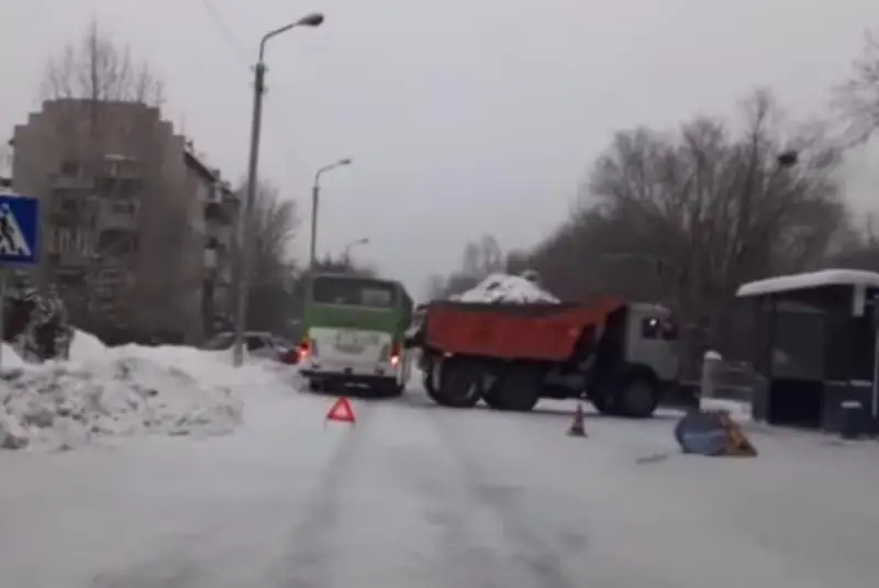 Semeıde bir kúnde 2 avtobýs jol apatyna ushyrady