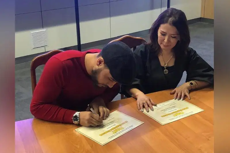 Boksshy Sadrıddın Ahmedov qazaqstandyq eki stýdentke grant bóldi