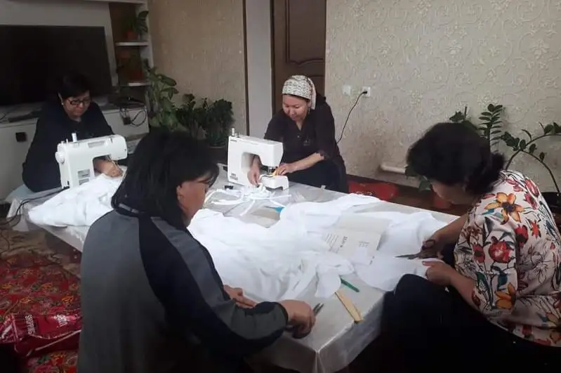 Jetisaılyq ustazdar bes kúndik demalysta 5 myń dana betperde tikken