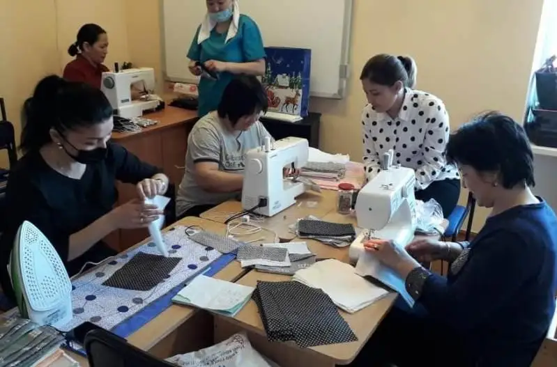 Qostanaı obylysynyń aýyl turǵyndary maska tigip, tegin taratýda
