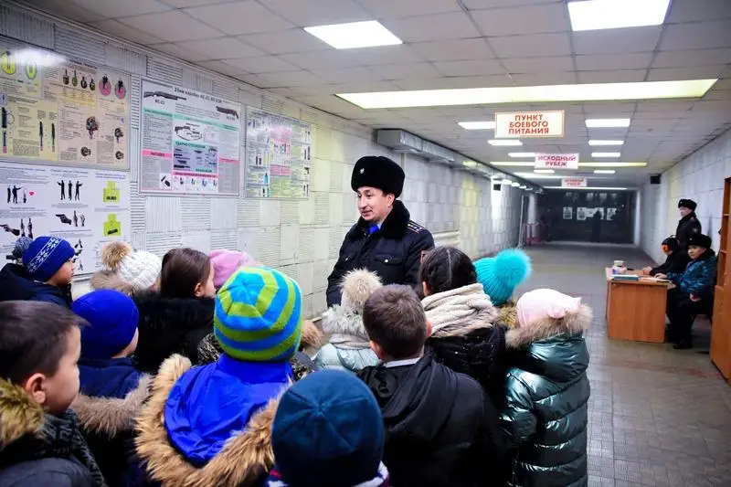 Боранда жүргізушілерге көмек көрсеткен полицейлердің жұмысы оқушыларды қызықтырды