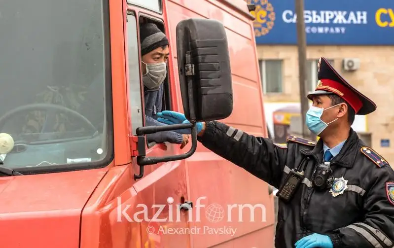 Almatydaǵy blokposta para alǵan polıtsııa qyzmetkeri sottaldy