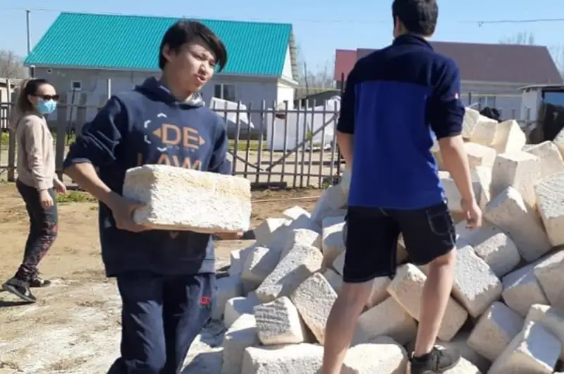 Aqtóbelik eriktiler kópbalaly otbasyna úı salyp jatyr