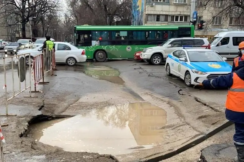 Алматыда бұзылған жолдар үшін мердігерлер жауапқа тартылып жатыр