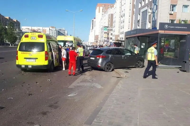 Елордада жеңіл көлік бағанды құлатып, автобус аялдамасына кіріп кетті