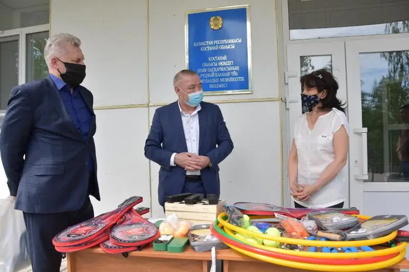 Қостанайлық полицейлер балалар үйіне спорт жабдықтарын сыйға тартты