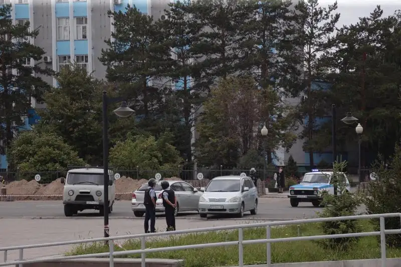 Семей әкімдігінің ғимаратында жарылғыш зат іздестіріліп, 170 адам қауіпсіз жерге көшірілді