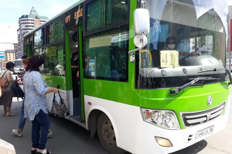 Semeıde avtobýs jolaýshysy tekserýshiniń aıaǵyn baltamen jaraqattady