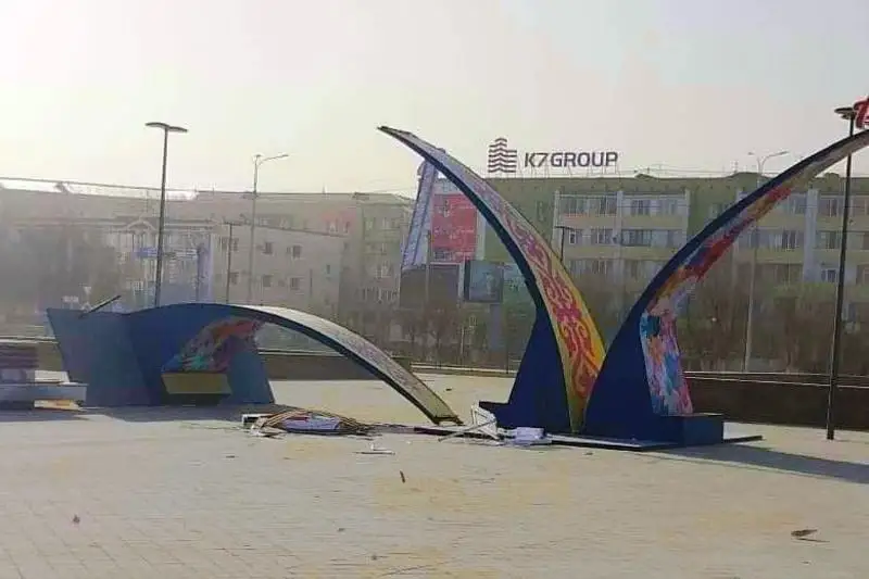 Atyraýda qatty jelden kópqabatty úıdiń qaptamasy búlindi