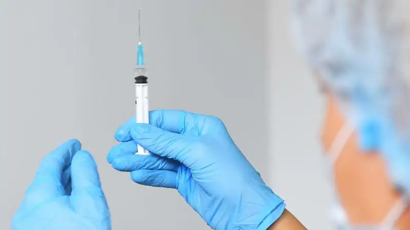 Ázerbaıjandyq dáriger: Koronavırýstan saqtanýdyń jalǵyz joly – vaktsına saldyrý