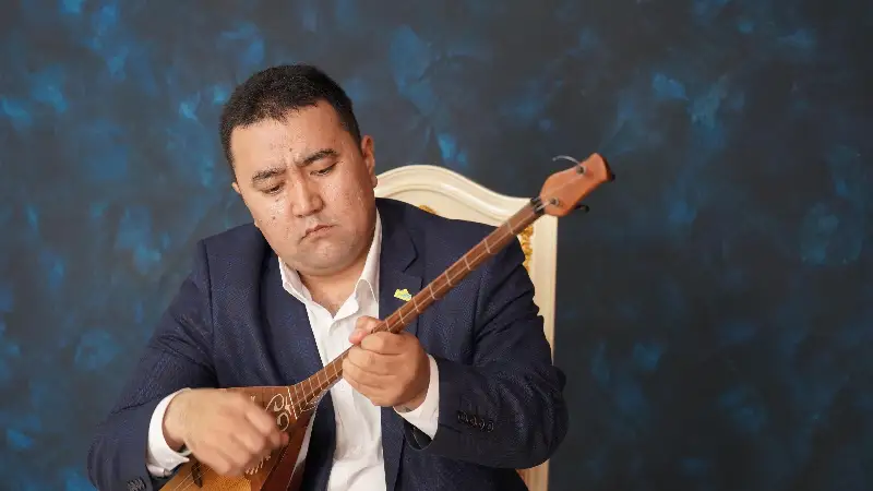 Abaı kúıleri shetel qazaqtaryna qalaı taraǵan: Kúıshi Ardabı Máýletulymen suhbat