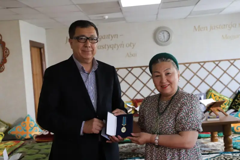 Janseıit Túımebaev Ulttyq akademııalyq kitaphanasynyń dırektoryna «Birlik»  medalin tapsyrdy