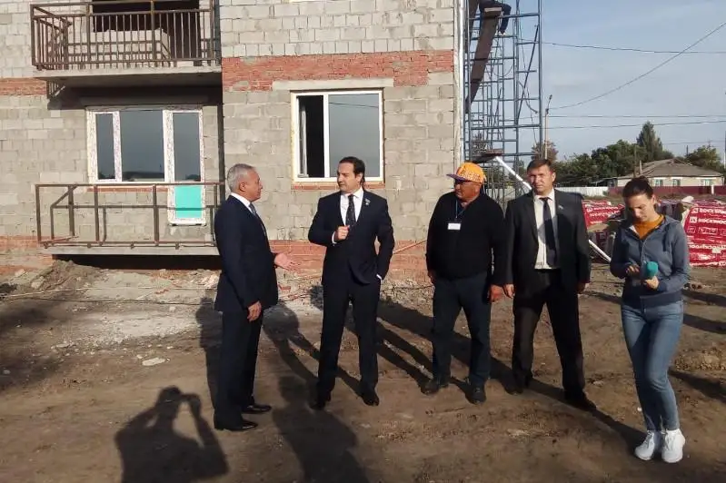 Májilis depýtaty Qostanaıda «Nurly jer» baǵdarlamasymen salynǵan úılermen tanysty