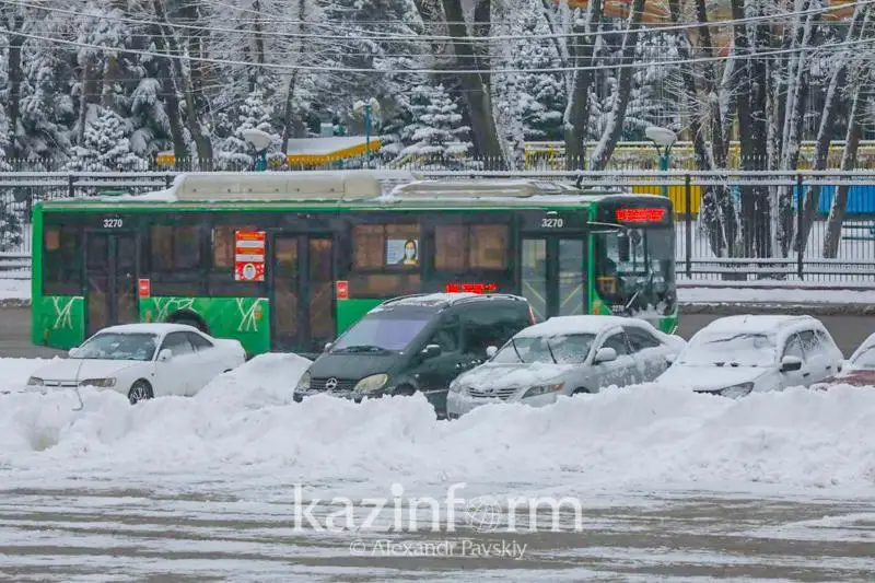 Almatyda demalys kúnderi avtobýs júretin boldy