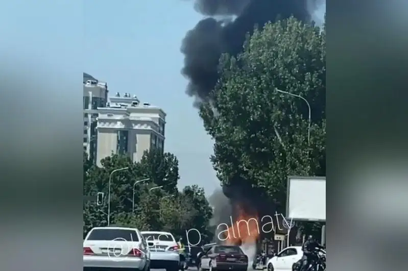 Almatyda jolaýshylar avtobýsy janyp jatyr
