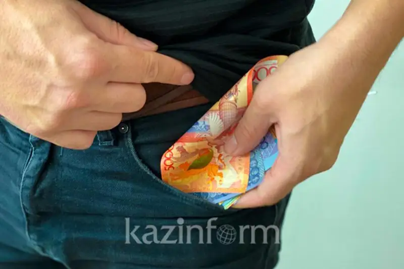 Atyraýda para alǵan polıtseı sheninen aıyrylyp, qyzmetinen qýyldy