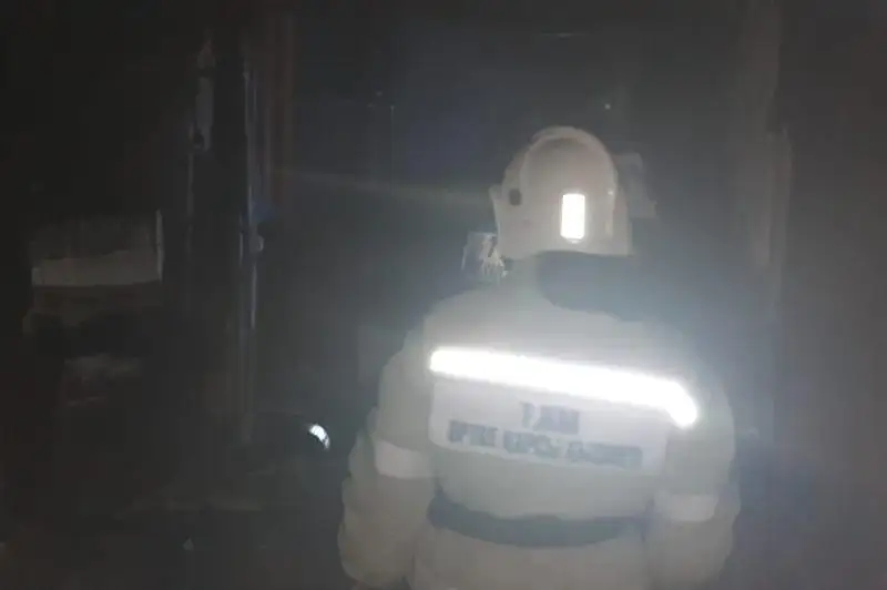 Оралда көпқабатты үйдегі өрттен 14 адам эвакуацияланды