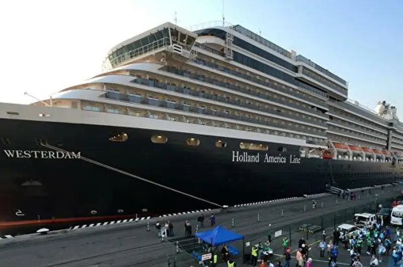Bortynda 2300-ge jýyq adam bar Westerdam krýız laınerine Kambodja portyna kirýge ruqsat berildi