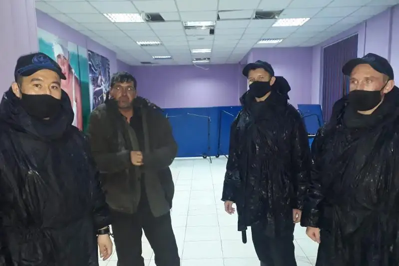 Ulan sarbazy kóshede talyp qalǵan er adamdy qutqardy - Kókshetaý