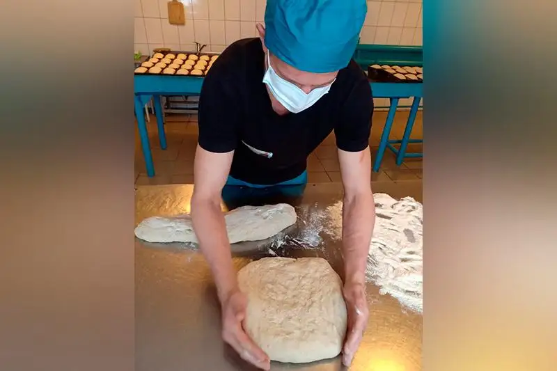 Pavlodarda túrmedegi naýbaı analarǵa arnalǵan bálish pisirdi