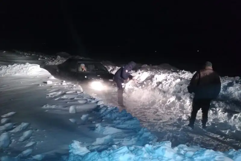 Almaty oblysynda kólikteri jolda turyp qalǵan jeti adam qutqaryldy