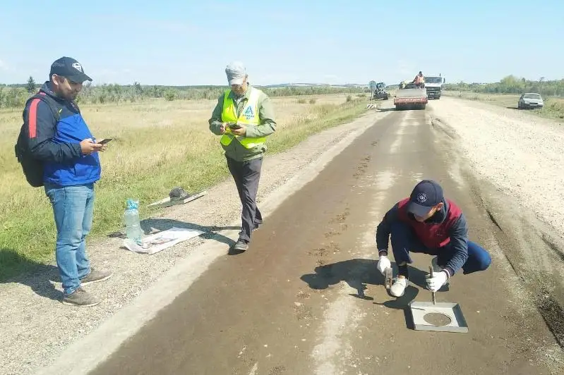 «Kókshetaý – Atbasar» jolynyń ýchaskesinde turaqtandyrǵysh «Acrosoil» tehnologııasy synaldy