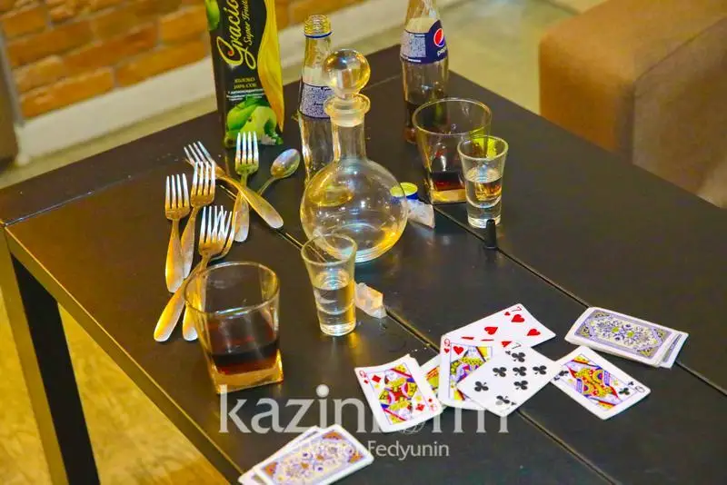 Karantın: Qostanaı oblysynda jasóspirim balalar túngi klýbta kóńil kóterip júrgen