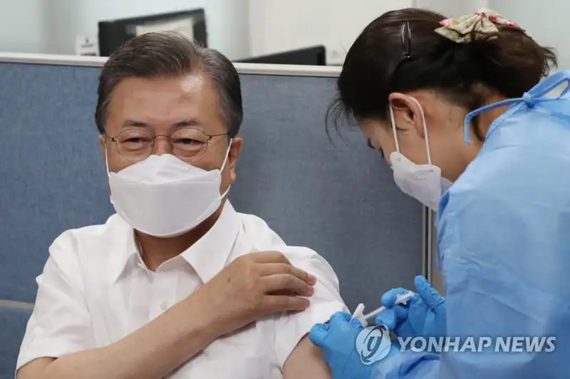 Ońtústik Koreıa prezıdentine koronavırýsqa qarsy AstraZeneca vaktsınasy egildi