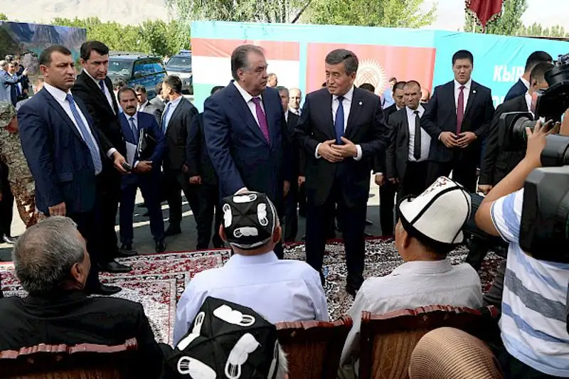 Jeenbekov pen Rahmon shekara mańy aýdandarynyń turǵyndarymen kezdesti