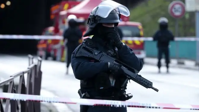 Parıjde belgisiz bireý kóshedegi adamdardy pyshaqpen jaraqattady