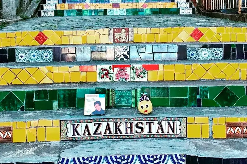 Qazaqstan ataýy aıaq astynda jazylǵanyn qalamaımyn – Dımash brazılııalyq jankúıerlerge ótinishin joldady