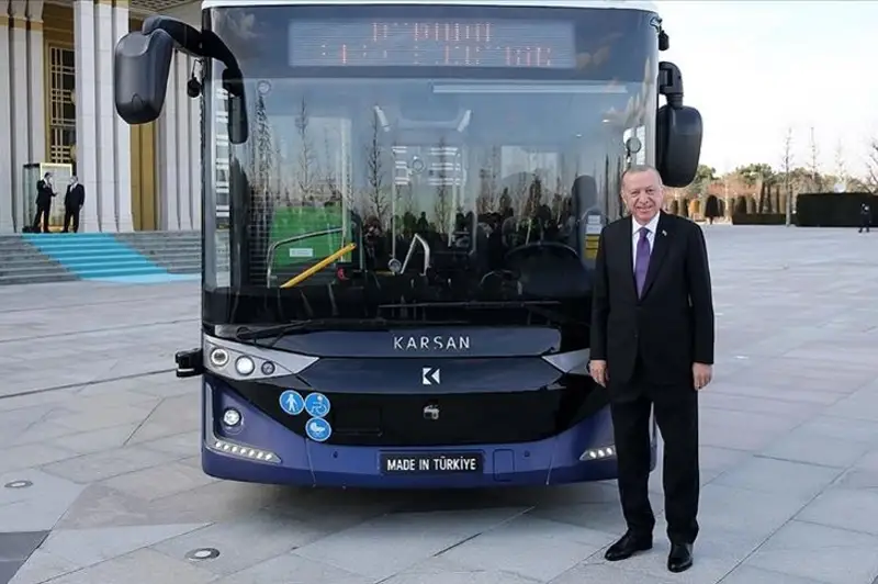 Erdoǵan Túrkııanyń alǵashqy pılotsyz elektrobýsyn synap kórdi