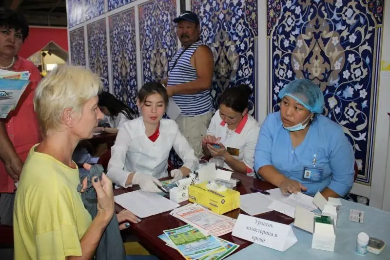 Almaty dárigerleri bazardaǵy saýdagerler men kelýshilerdi medıtsınalyq tekserýden ótkizdi