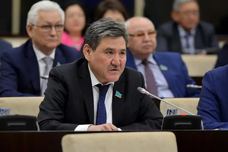 Senator Mamytbekov: Jaýapty hatshylar ınstıtýtyn joıý – revolıýtsııalyq sheshim