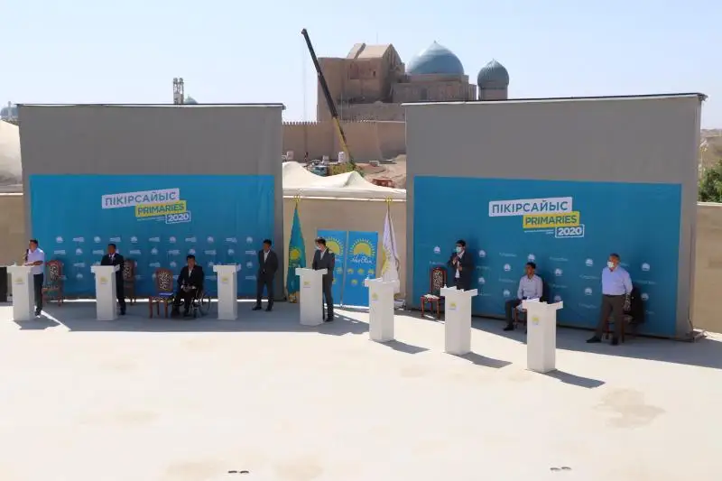 Túrkistanda ashyq aspan astynda praımerız pikirtalasy ótip jatyr