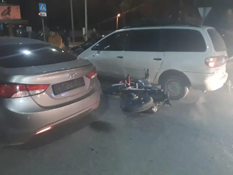 Оралда үш автокөлік пен мотоцикл соқтығысты
