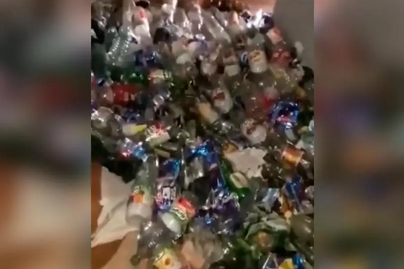 Rýdnyı turǵyny páterin bótelkelerge toltyryp qoıǵan