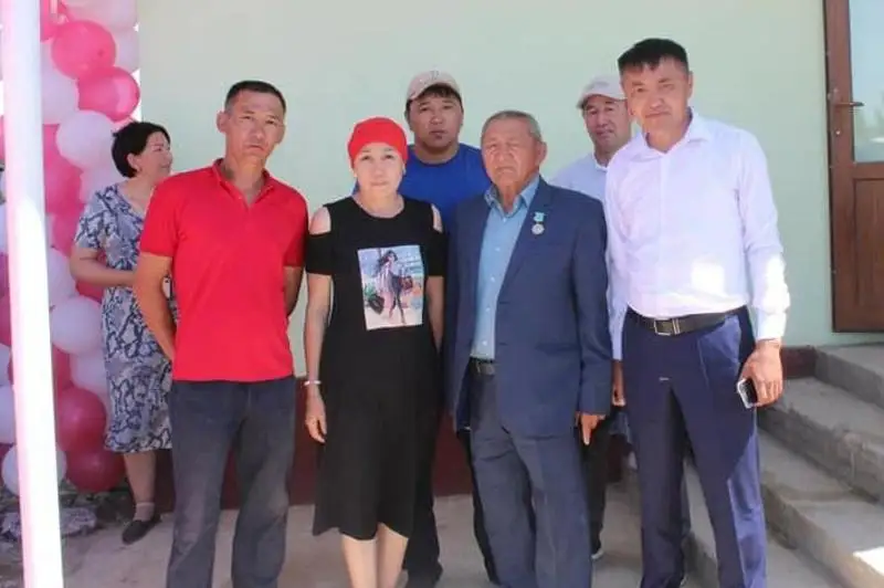 Sozaqta mektep túlekteri 6 balaly anaǵa baspana syılady